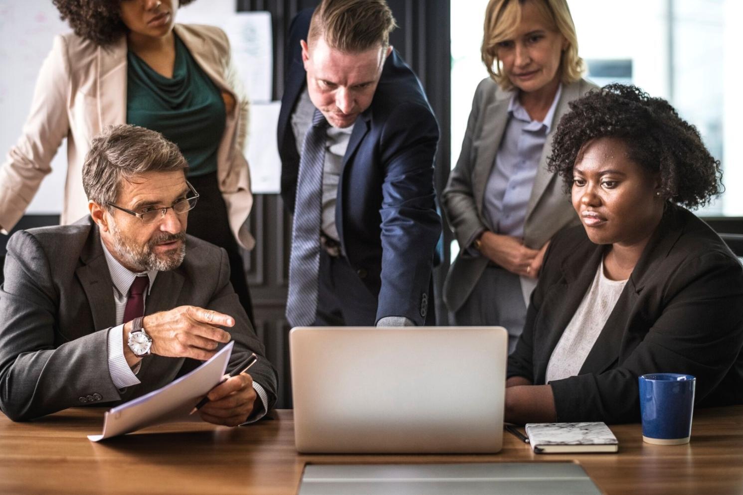 Arbeitsplatz mit Finanzunterlagen und Laptop