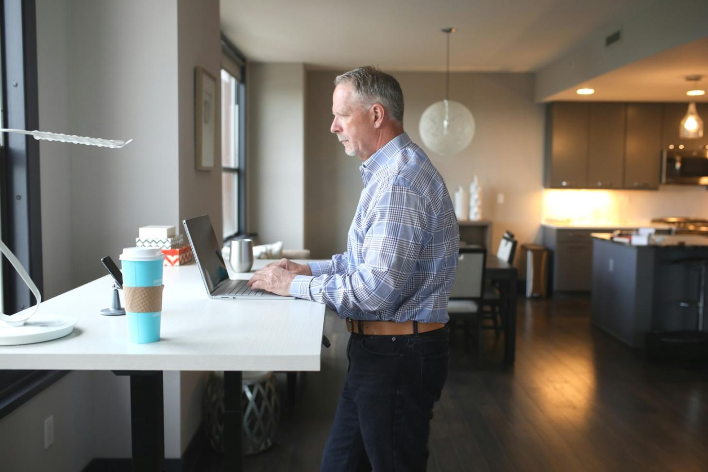 Teilnehmer während eines interaktiven Finanzworkshops in Dresden